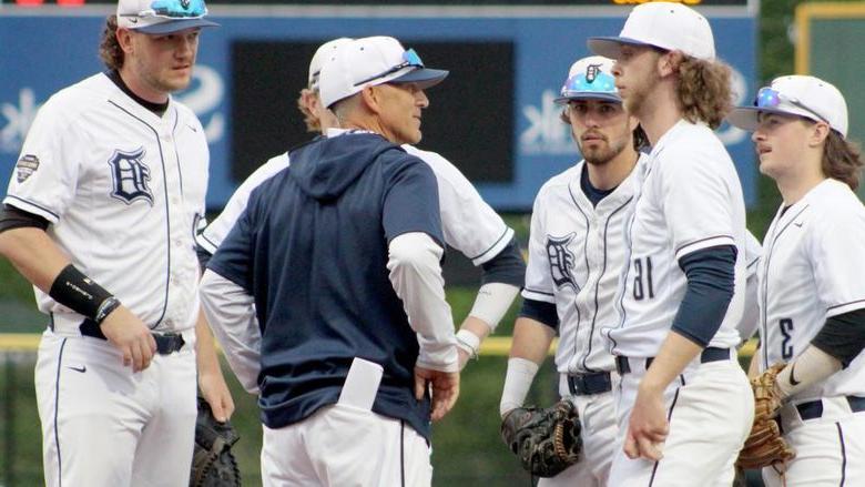 365英国上市杜波依斯的主教练汤姆·卡利亚里, center, talks with his players during a mound visit in a game during the USCAA Small College World Series.